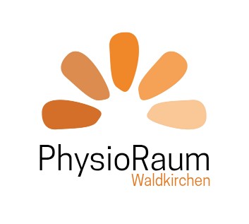 Das Bild zeigt das Logo der PhysioRaum Waldkirchen GmbH. Im oberen Bereich befindet sich ein stilisiertes Blütenmotiv aus sechs unterschiedlich geformten und getönten Blättern in Orangetönen, die eine halbrunde Form ergeben. Darunter steht in schwarzer Schrift „PhysioRaum“, wobei das Wort „Raum“ fett hervorgehoben ist. Rechts unten ist in oranger Schrift der Zusatz „Waldkirchen“ zu lesen.