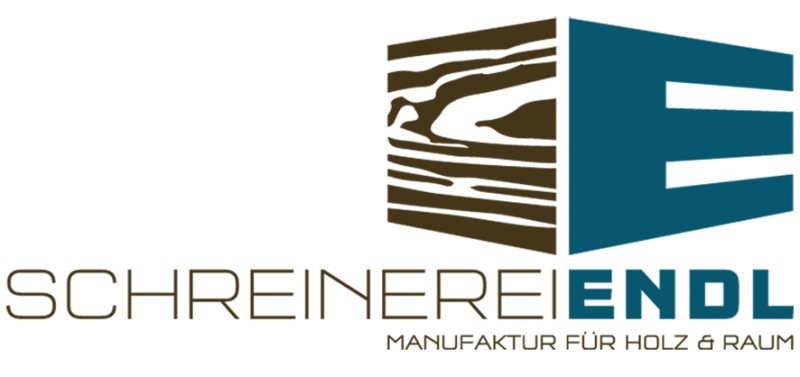 Das Bild zeigt ein Logo in braun-blauen Farbtönen. Links ist eine stilisierte Baum-Silhouette in Braun dargestellt, rechts ein blauer Block.